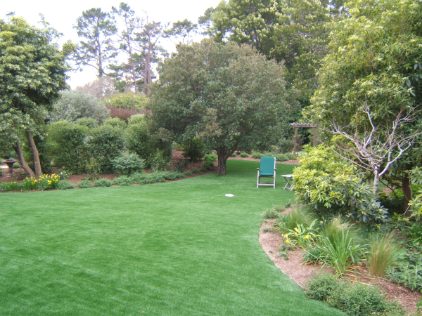 Weed-free artificial turf lawn