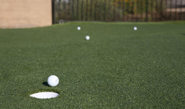 Make a Home Putting Green a Reality With Synthetic Turf