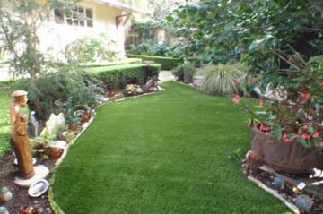 oakland back yard with beautiful artificial turf installed