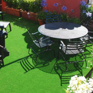 synthetic grass for outdoor living